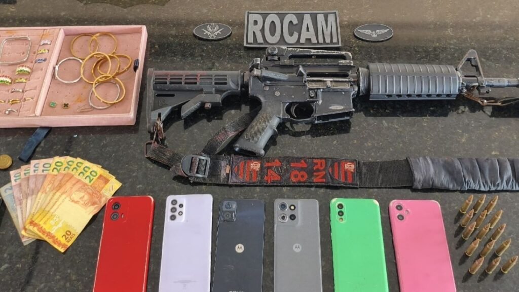 Polícia troca tiros com suspeitos no bairro Leningrado, em Natal. Um homem foi baleado e fuzil calibre 5.56 foi apreendido durante operação.