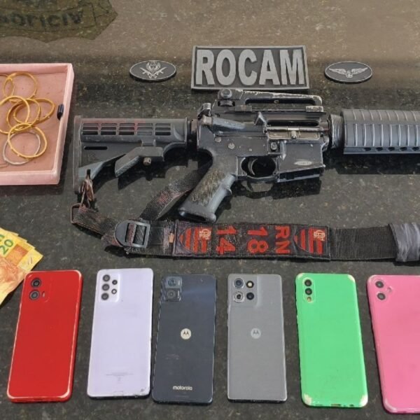 Polícia troca tiros com suspeitos no bairro Leningrado, em Natal. Um homem foi baleado e fuzil calibre 5.56 foi apreendido durante operação.