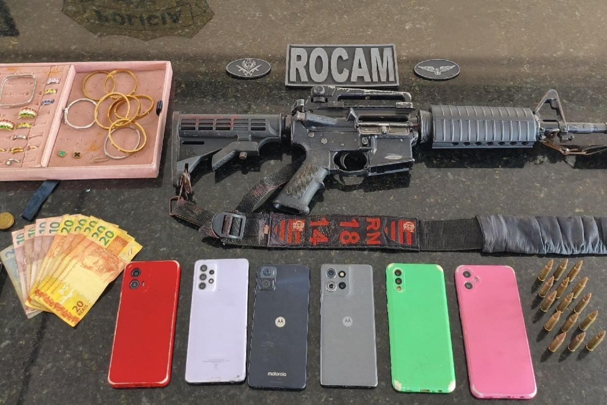 Polícia troca tiros com suspeitos no bairro Leningrado, em Natal. Um homem foi baleado e fuzil calibre 5.56 foi apreendido durante operação.