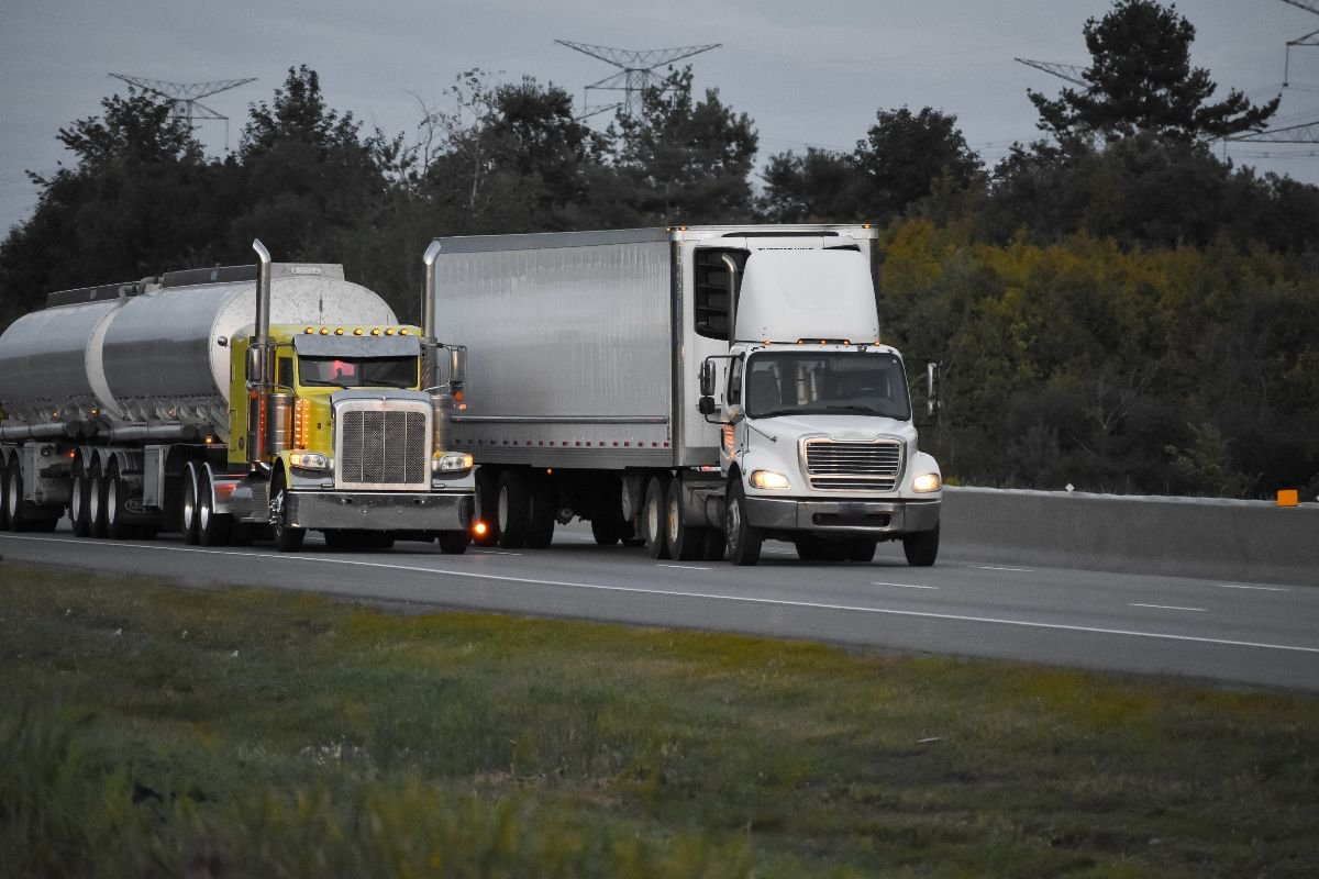 Caminhoneiros do RN anunciam greve a partir desta quinta (19) por alta dos combustíveis. Paralisação pode afetar abastecimento.