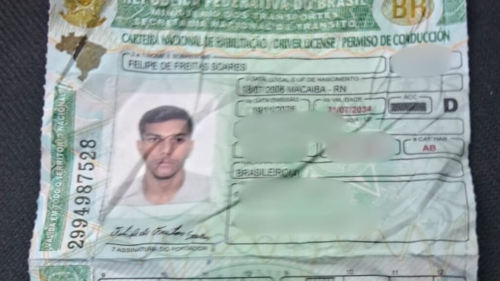 Jovem de 19 anos morreu após acidente envolvendo moto, caminhonete e caminhão em rodovia federal em Macaíba.