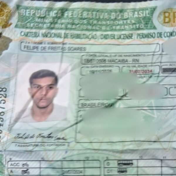 Jovem de 19 anos morreu após acidente envolvendo moto, caminhonete e caminhão em rodovia federal em Macaíba.