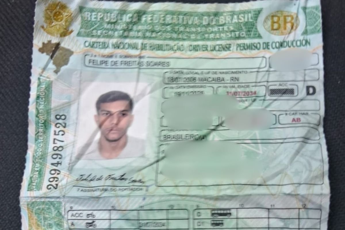 Jovem de 19 anos morreu após acidente envolvendo moto, caminhonete e caminhão em rodovia federal em Macaíba.