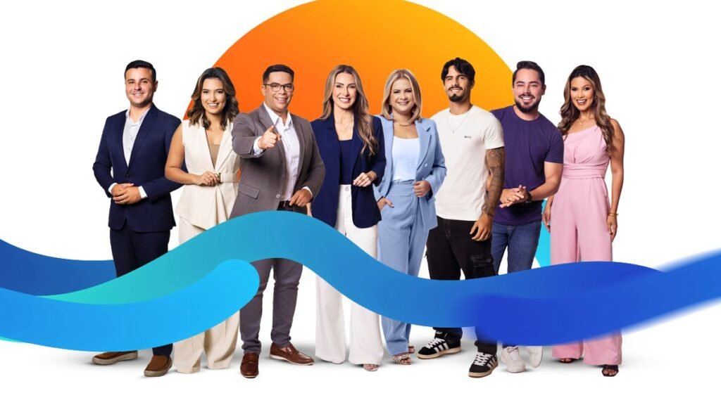 Foto com todos os apresentadores da TV Ponta Negra em comemoração à nova programação.