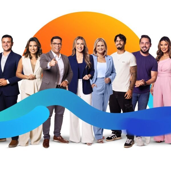 Foto com todos os apresentadores da TV Ponta Negra em comemoração à nova programação.