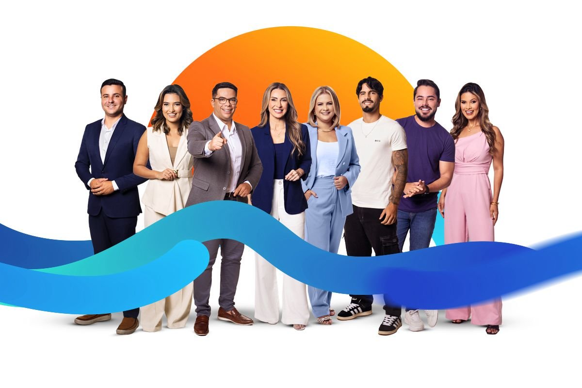 Foto com todos os apresentadores da TV Ponta Negra em comemoração à nova programação.