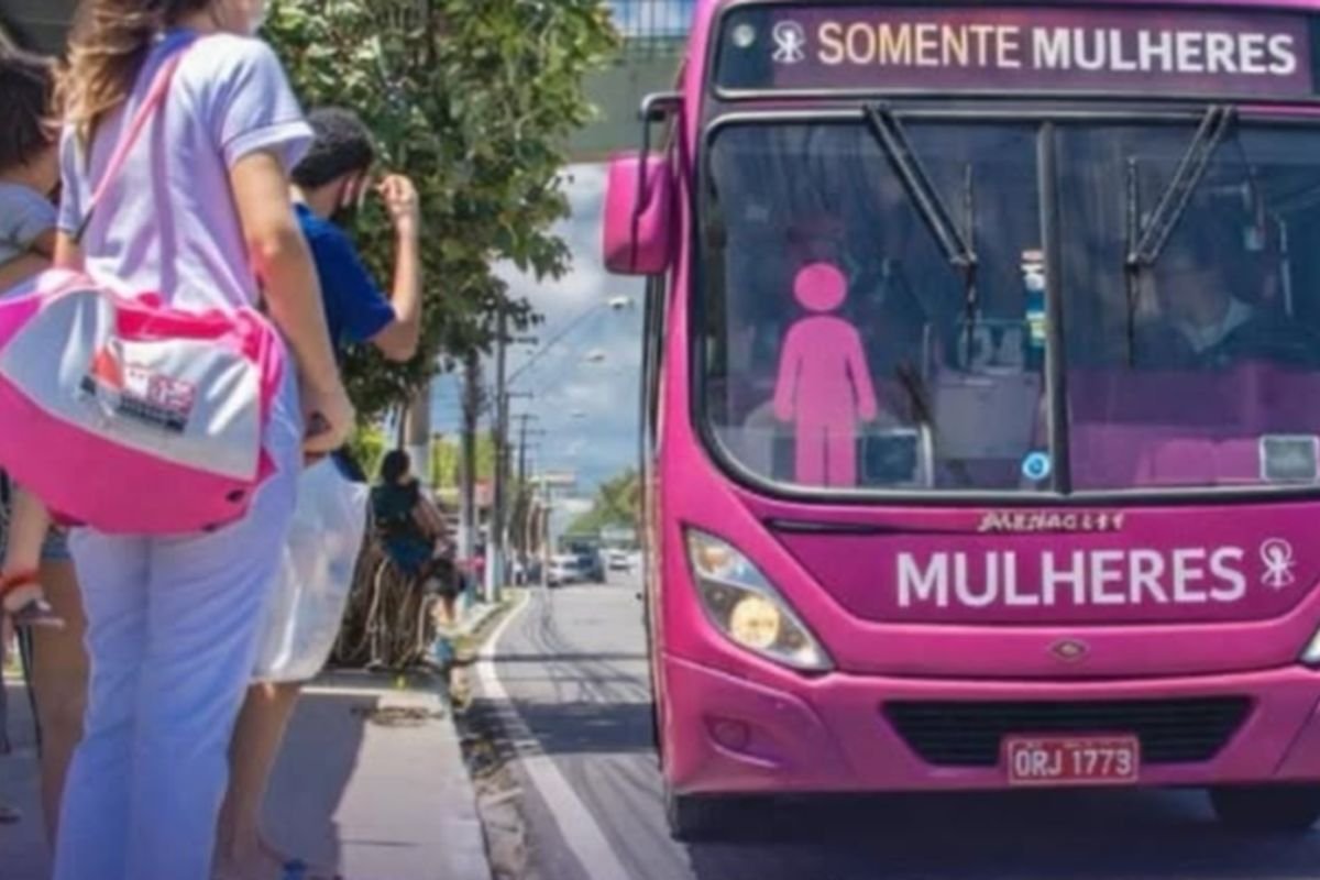 Ônibus para mulheres em Maceió são anunciados pelo prefeito JHC como medida para aumentar a segurança e combater o assédio no transporte público.