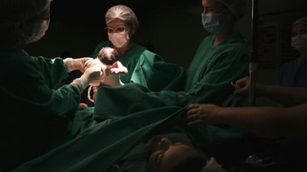 TJRN mantém condenação do Estado e maternidade por negligência médica durante parto que deixou jovem com sequelas permanentes.