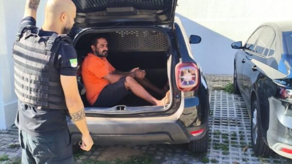 Polícia Civil prende em flagrante suspeito de homicídio no bairro Santos Reis, em Parnamirim. Investigado confessou o crime após desavença com a vítima.