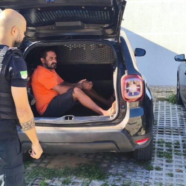 Polícia Civil prende em flagrante suspeito de homicídio no bairro Santos Reis, em Parnamirim. Investigado confessou o crime após desavença com a vítima.