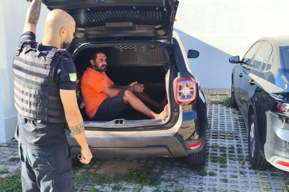 Polícia Civil prende em flagrante suspeito de homicídio no bairro Santos Reis, em Parnamirim. Investigado confessou o crime após desavença com a vítima.