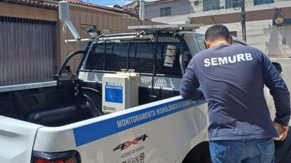 Monitoramento aponta aumento pontual de poluentes após incêndio em estátua no bairro Pajuçara, em Natal. Níveis voltaram ao normal em uma semana.