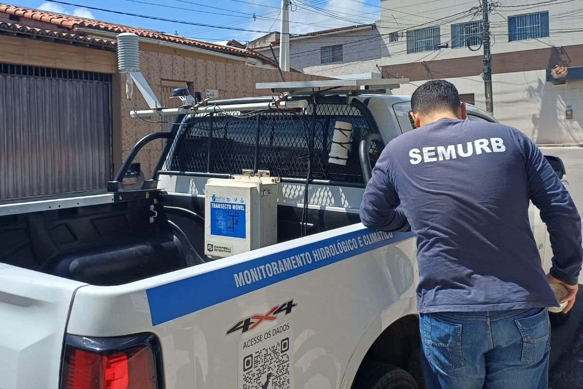 Monitoramento aponta aumento pontual de poluentes após incêndio em estátua no bairro Pajuçara, em Natal. Níveis voltaram ao normal em uma semana.