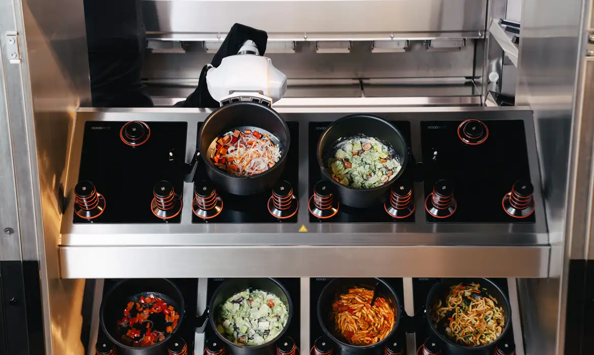 O robô separa os alimentos em panelas