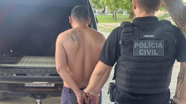 Polícia Civil prende homem de 30 anos suspeito de tráfico de drogas em Assú. Drogas e dinheiro fracionado foram apreendidos na residência do investigado.