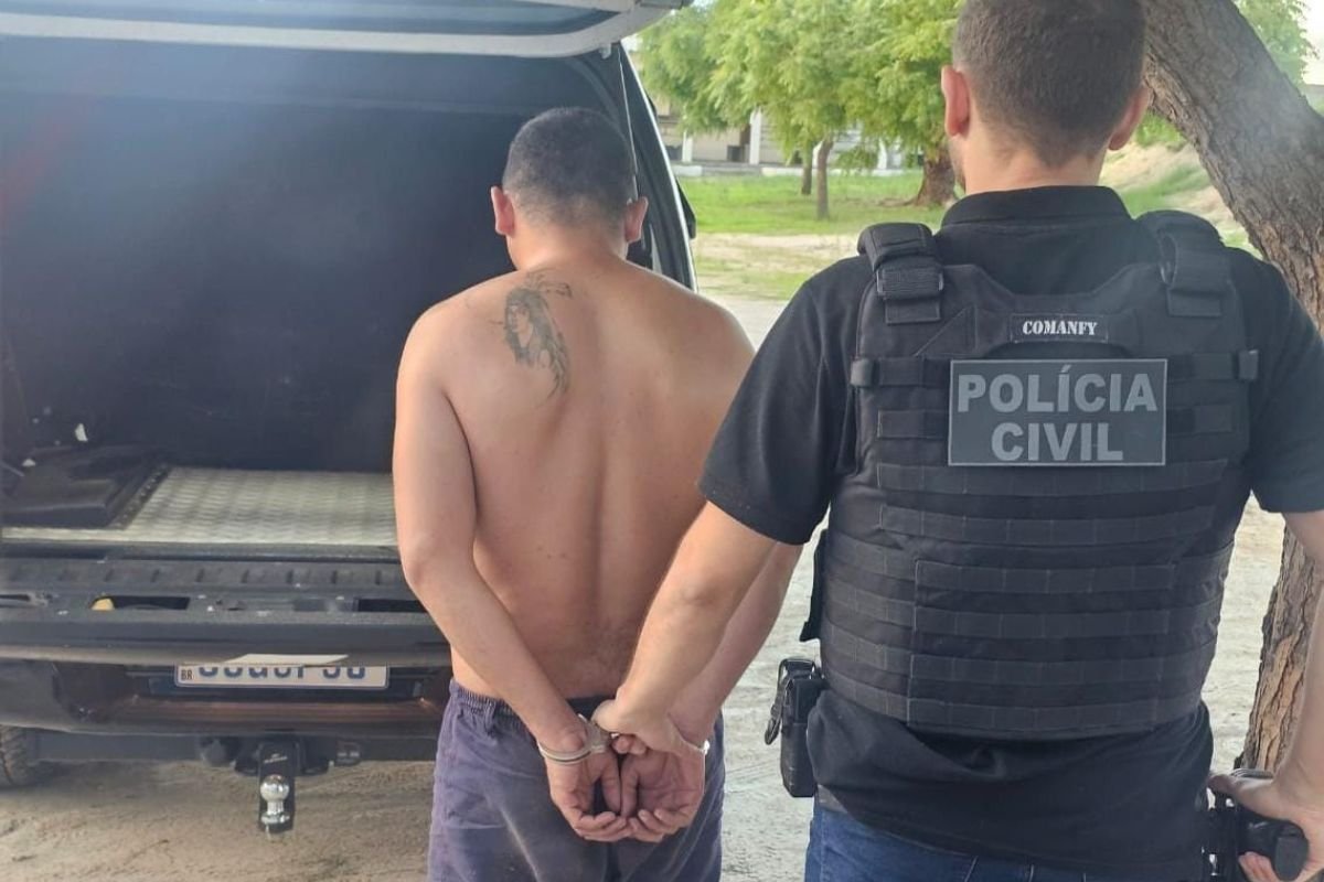 Polícia Civil prende homem de 30 anos suspeito de tráfico de drogas em Assú. Drogas e dinheiro fracionado foram apreendidos na residência do investigado.