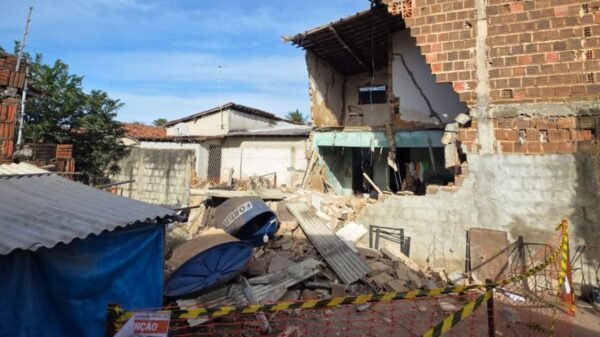 Casa desaba na Zona Norte de Natal, atinge imóveis vizinhos e mobiliza Defesa Civil. Área foi isolada e ninguém ficou ferido.