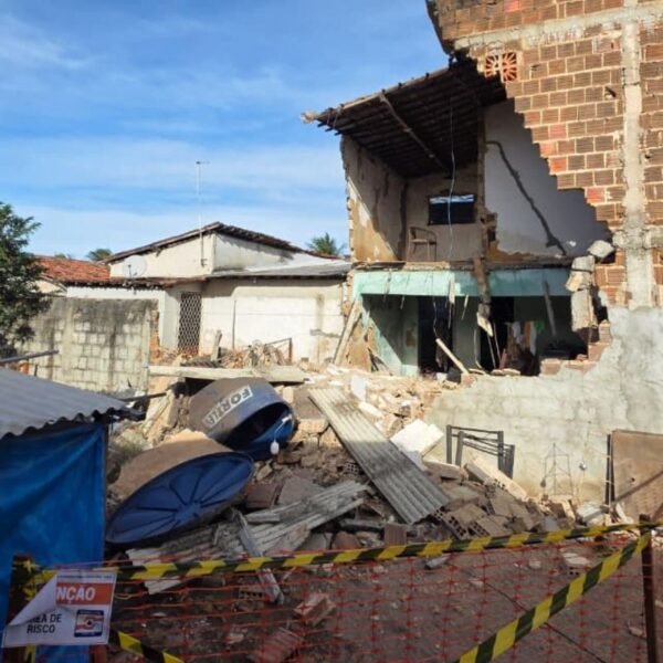 Casa desaba na Zona Norte de Natal, atinge imóveis vizinhos e mobiliza Defesa Civil. Área foi isolada e ninguém ficou ferido.