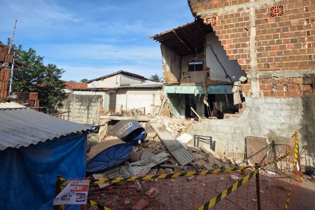Casa desaba na Zona Norte de Natal, atinge imóveis vizinhos e mobiliza Defesa Civil. Área foi isolada e ninguém ficou ferido.