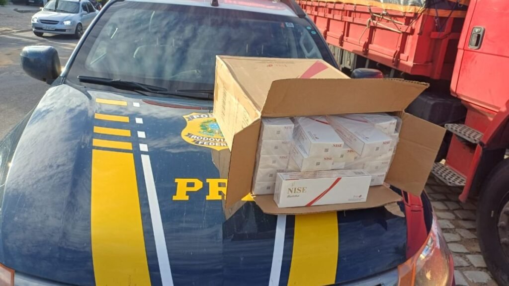 PRF e PM prendem homem com carga de 10 mil maços de cigarros contrabandeados em Apodi, no interior do RN.