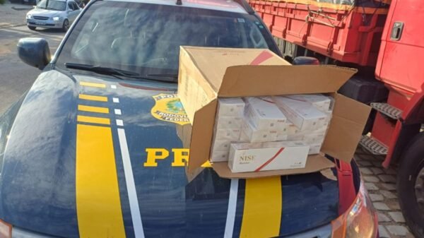 PRF e PM prendem homem com carga de 10 mil maços de cigarros contrabandeados em Apodi, no interior do RN.