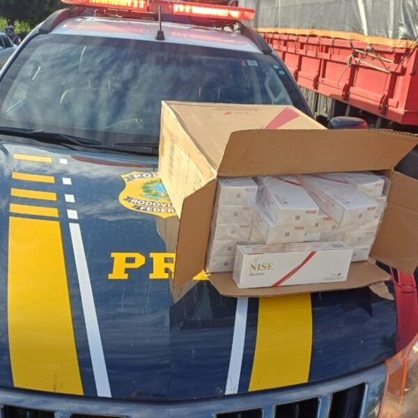 PRF e PM prendem homem com carga de 10 mil maços de cigarros contrabandeados em Apodi, no interior do RN.