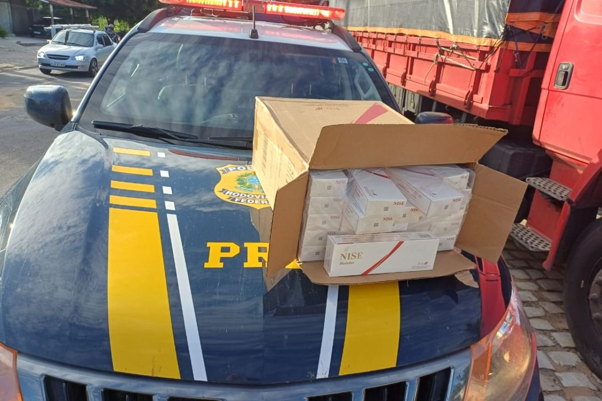 PRF e PM prendem homem com carga de 10 mil maços de cigarros contrabandeados em Apodi, no interior do RN.