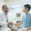 Adolescente conversa com o médico sobre as mudanças da puberdade masculina.