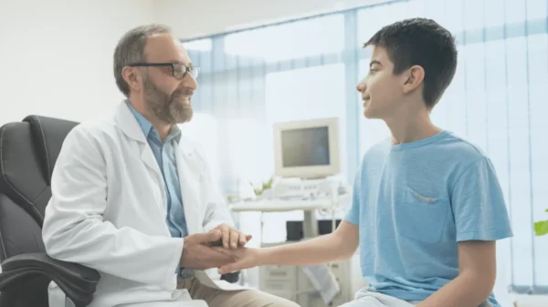 Adolescente conversa com o médico sobre as mudanças da puberdade masculina.