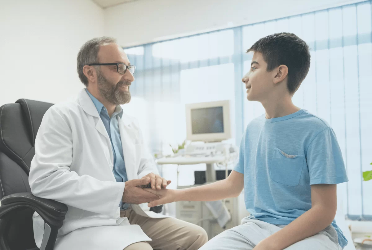 Adolescente conversa com o médico sobre as mudanças da puberdade masculina.