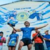 Mateus Sena no pódio segurando o troféu de campeão do Circuito Banco do Brasil 2024, em Natal