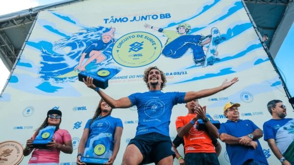 Mateus Sena no pódio segurando o troféu de campeão do Circuito Banco do Brasil 2024, em Natal