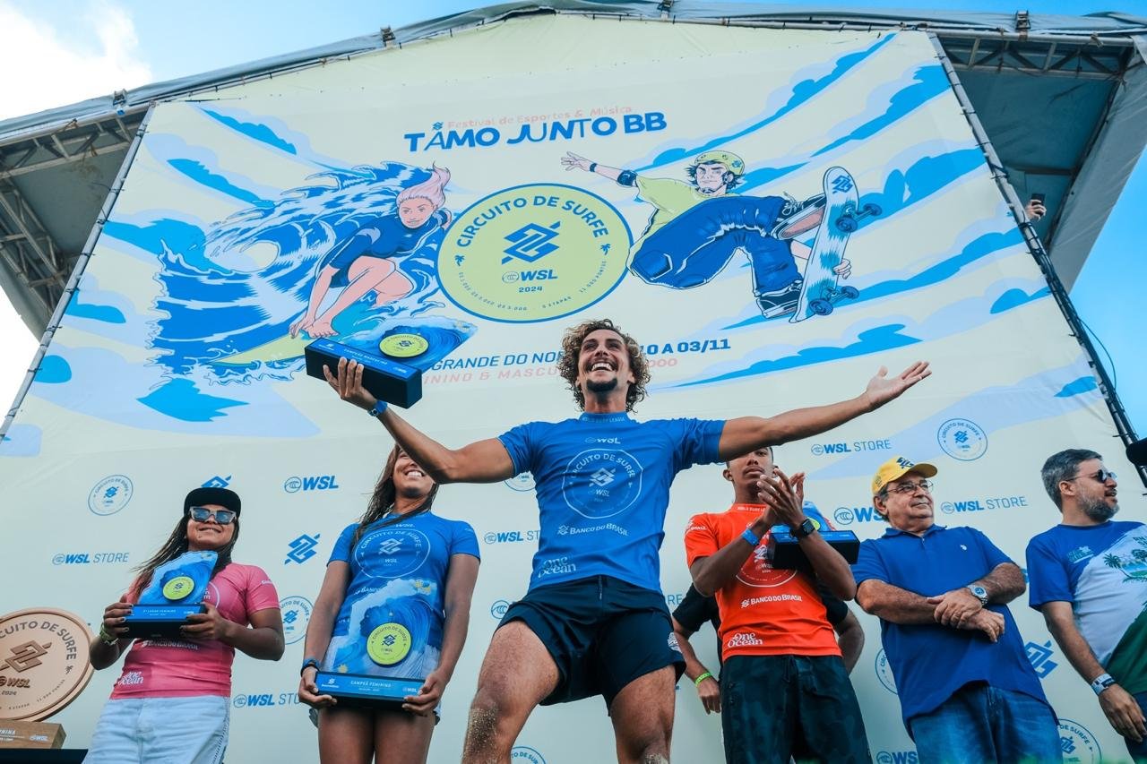 Mateus Sena no pódio segurando o troféu de campeão do Circuito Banco do Brasil 2024, em Natal