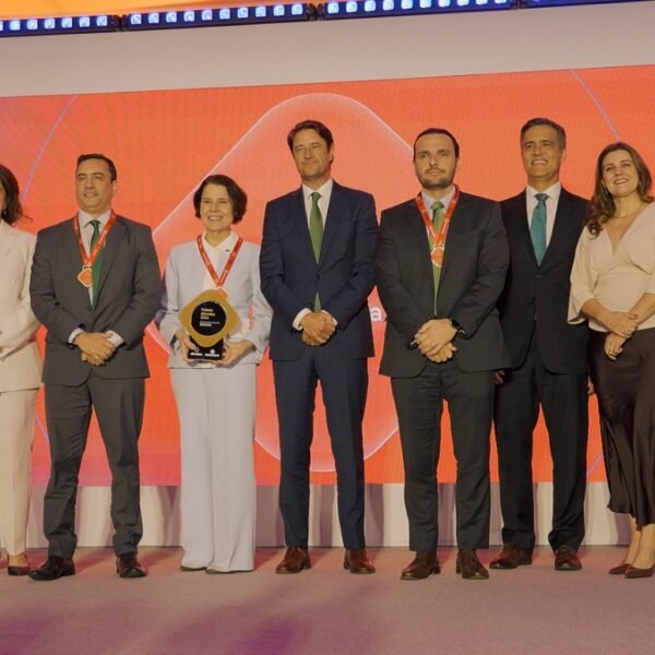 Fabíola Almeida, diretora-presidente da Neoenergia Cosern, recebe o troféu de melhor Distribuidora de Energia do Brasil, acompanhada por executivos e colaboradores da companhia na cerimônia do Prêmio Abradee 2026, em Brasília.