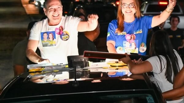 Ezequiel Ferreira e Milena Galvão durante encerramento da campanha em Currais Novos, em carro aberto.