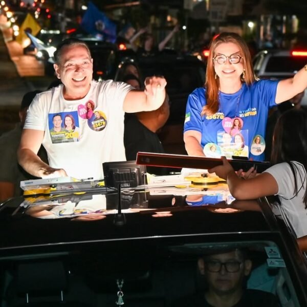 Ezequiel Ferreira e Milena Galvão durante encerramento da campanha em Currais Novos, em carro aberto.