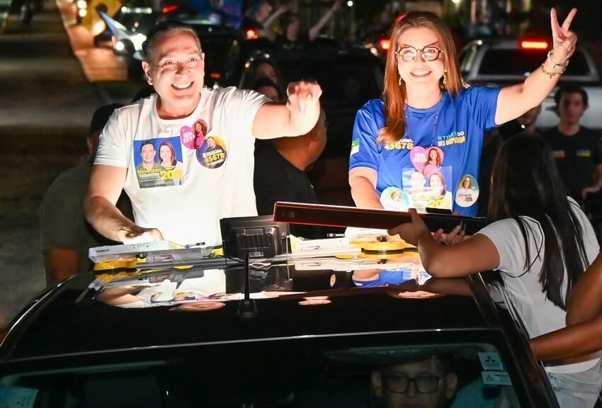 Ezequiel Ferreira e Milena Galvão durante encerramento da campanha em Currais Novos, em carro aberto.