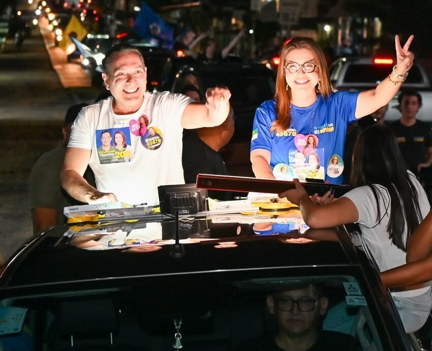 Ezequiel Ferreira e Milena Galvão durante encerramento da campanha em Currais Novos, em carro aberto.